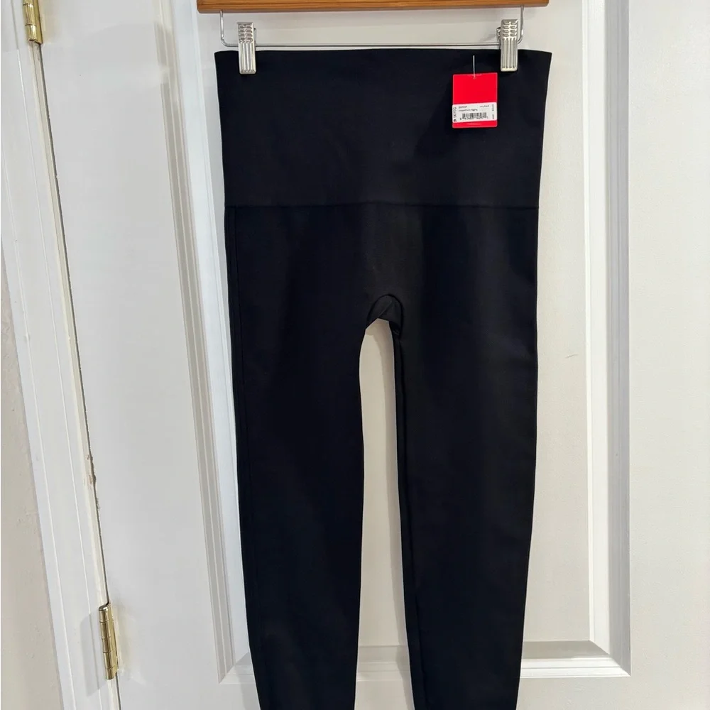 SPANX Classic Black Cropped Lamn Leggings - Picture 2 of 7